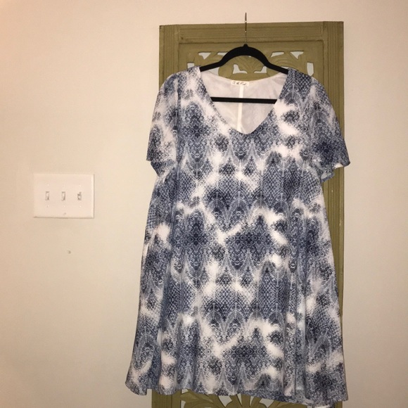 Short Sleeved Dress - Picture 3 of 3